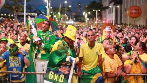 Torcida no Cais da Alfândega lamenta derrota do Brasil, mas festeja no pós-jogo