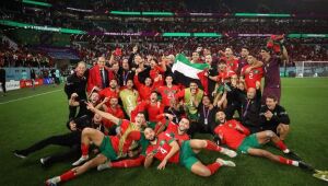 Time do Marrocos posa com bandeira palestina ao se classificar às quartas da Copa