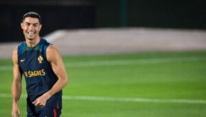 Diante de polêmicas, Cristiano Ronaldo aparece sorrindo em treino dos reservas de Portugal