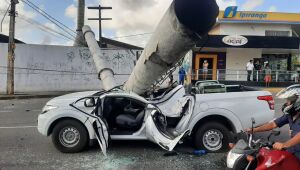 Chaminé cai sobre carro em avenida de Fortaleza; motorista teve ferimentos leves