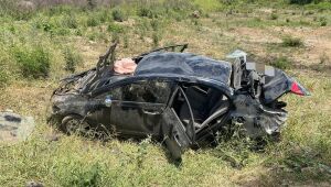 Idosa morre após carro em que ela estava ultrapassar caminhão e capotar fora da pista em Pesqueira