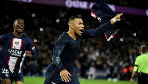 Neymar é expulso mas PSG vence Strasbourg com gol de Mbappé nos acréscimos