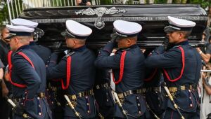 Em cerimônia restrita a familiares e convidados, corpo de Pelé é sepultado em Santos