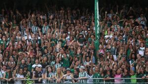 Coritiba estreia no Campeonato Paranaense com torcida composta por mulheres e crianças