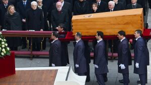 Papa Francisco inicia missa do funeral de Bento XVI