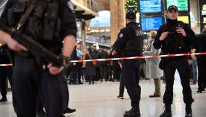 Homem fere seis pessoas com faca em estação de trens de Paris