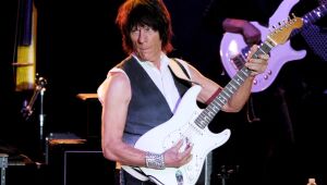 Jeff Beck, guitarrista ícone do rock, morre aos 78 anos