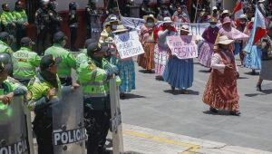 'Não estamos em guerra' no Peru: o povo flutuante também protesta no Titicaca