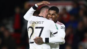 Manchester United vence Nottingham e fica perto da final da Copa da Liga Inglesa