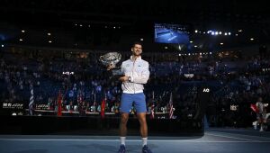 Djokovic vence Tsitsipas, conquista o Australian Open e se torna o número um do mundo