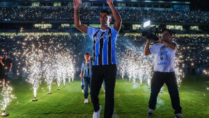 Com estádio lotado, Suárez é apresentado pelo Grêmio