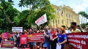 Professores aprovados em concurso estadual protestam por convocação imediata ao trabalho