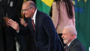 Com Lula na China, Alckmin tem agenda 'três em um' na Presidência
