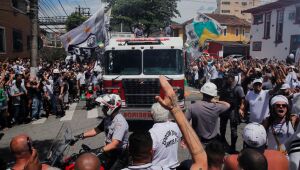 Cortejo de Pelé arrasta multidão pelas ruas de Santos e passa na casa da mãe; veja fotos