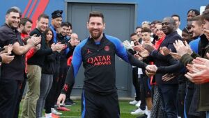 Messi se reapresenta no PSG após Copa do Mundo e recebe homenagem especial; veja vídeo