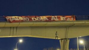 Torcedores do Atlético de Madrid simulam enforcamento de boneco vestido com camisa de Vini Jr