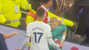 Torcedor do Tottenham chuta Ramsdale, goleiro do Arsenal, após derrota; vídeo