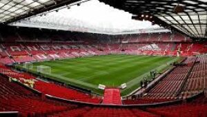 Empresa de bilionário inglês oficializa oferta para comprar o Manchester United