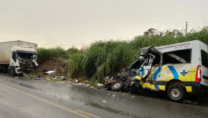 Colisão frontal entre van e caminhão deixa 12 mortos no Tocantins