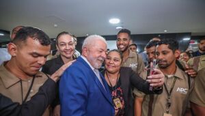 Lula agradece funcionários por limpeza do Planalto