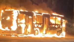 Protesto em Olinda tem ônibus incendiado na noite desta terça-feira (31)