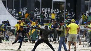 Passo a passo da invasão: vídeos evidenciam conivência policial para conter golpistas em Brasília