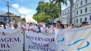 Auxiliares e técnicos de enfermagem fazem paralisação e protesto por pagamento de salário  