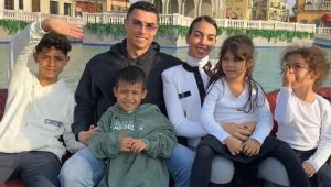 Cristiano Ronaldo passeia com esposa na Arábia Saudita e afasta rumores de crise