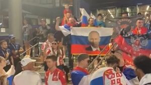 Torcedores são detidos no Australian Open após exibirem bandeira russa com rosto de Putin