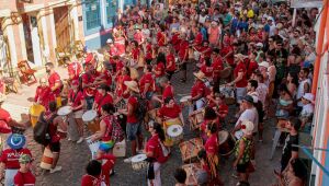 Foliões pernambucanos se reúnem para mais um dia de prévias carnavalescas em Olinda