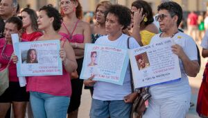 Ativistas LGBT, mães e igreja cristã pedem fim da violência contra pessoas trans em ato no Recife