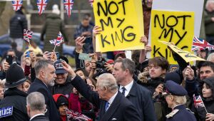 Rei Charles III é recebido com ato anti-monarquia em cidade perto de Londres