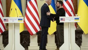 Biden anuncia novas entregas de armas à Ucrânia em visita surpresa a Kiev