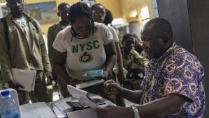 Nigéria apura os votos após eleição presidencial acirrada