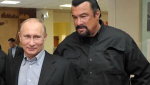 Putin homenageia ator americano Steven Seagal