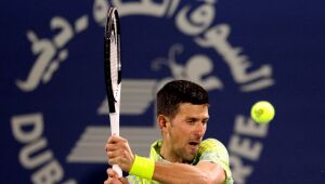 Djokovic estreia em Dubai com vitória no tie break do 3&ordm; set