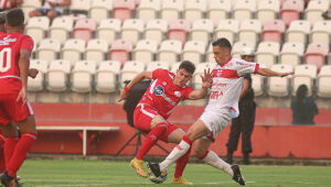 Duas vezes à frente do placar, Náutico deixa a vitória escapar no final do jogo e empata com o CRB