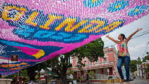 Olinda inicia montagem de decoração do Carnaval 2023 com 800 mil bandeirinhas