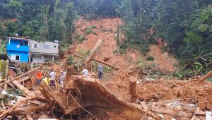 Sobe para 54 número de mortos após chuvas no litoral norte paulista