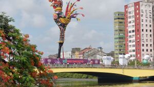 O gigante do Carnaval de Pernambuco está de pé; Galo reina sobre a Ponte Duarte Coelho