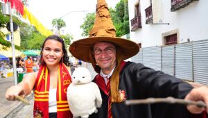 Fantasiados chegam para domingo de Carnaval em Olinda; veja imagens