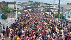 Contrariando o fim do Carnaval, bloco "Os Irresponsáveis" desfila na Zona Norte do Recife 