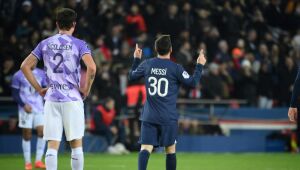 Sem Neymar e Mbappé, PSG vence Toulouse de virada com gol de Messi