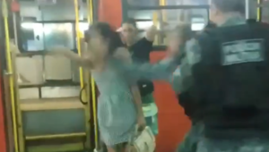 Professora leva tapa no rosto de PM em terminal de ônibus no Recife