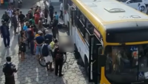 Motociclista morre atropelado por ônibus na entrada do TI Cavaleiro