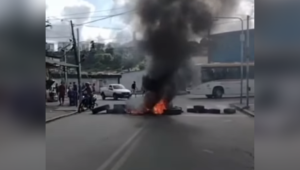 Feirantes fecham trecho de avenida para protestar contra mudança de local em Jaboatão