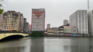 Segunda-feira começa com chuva, pontos de alagamento e transtorno no Recife e Região Metropolitana