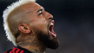 Polêmica em live, juras de amor em rede social e fúria em campo: o dia caótico de Vidal no Flamengo