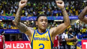 Armador da seleção brasileira de basquete é alvo de racismo em jogo na Espanha