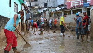 Chuvas em SP: quais os riscos para a saúde de andar em enchentes e alagamentos?